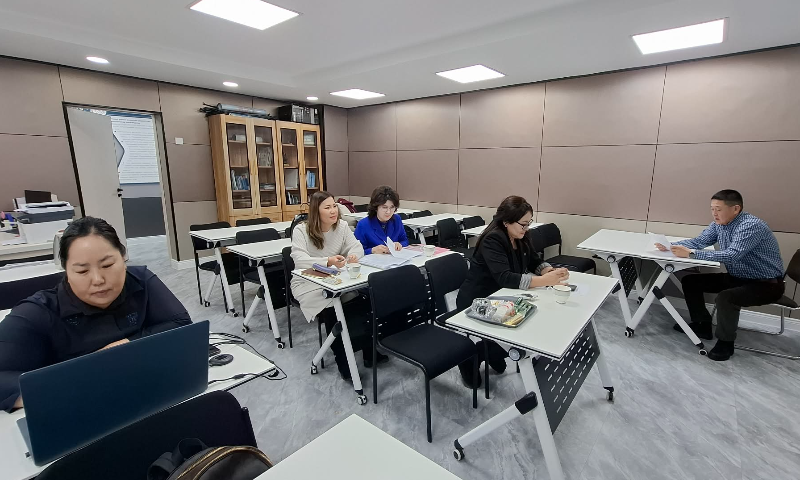 Хэлтсийн дэргэдэх бүтээгдэхүүн, үйлчилгээний баталгаажуулалтын орон тооны бус зөвлөлийн 18 дугаар хурлыг 2025 оны 12 дугаар сарын 10-ны өдөр зохион байгууллаа. Тус хурлаар 10 аж ахуйн нэгжийн 12 үйлчилгээ, 2 иргэний 2 үйлчилгээ,  3 аж ахуйн нэгжийн 3 бүтээгдэхүүн, 1 аж ахуйн нэгжийн 1 аюулгүйн тэмдэгтэй бүтээгдэхүүнд хийсэн тохирлын үнэлгээний тайлан дүнг танилцуулан хэлэлцэж, шийдвэрлэлээ.